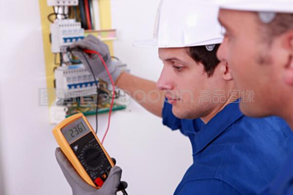 兩名技術工程師協同檢查電氣與機械設備 專業流程與重要性